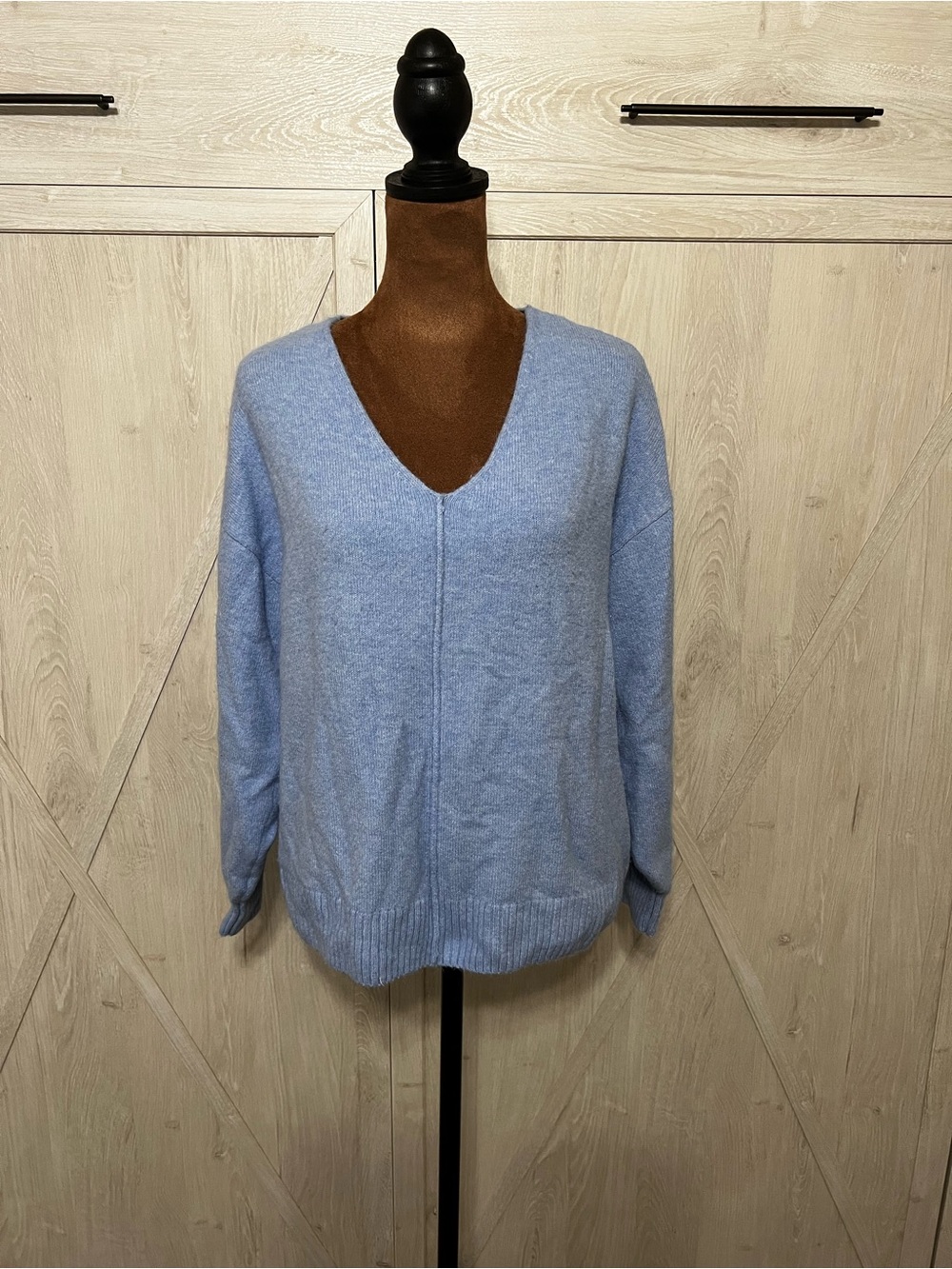 Vince camuto Light Blue Center Seam V-Neck Cozy Knit Sweater medium